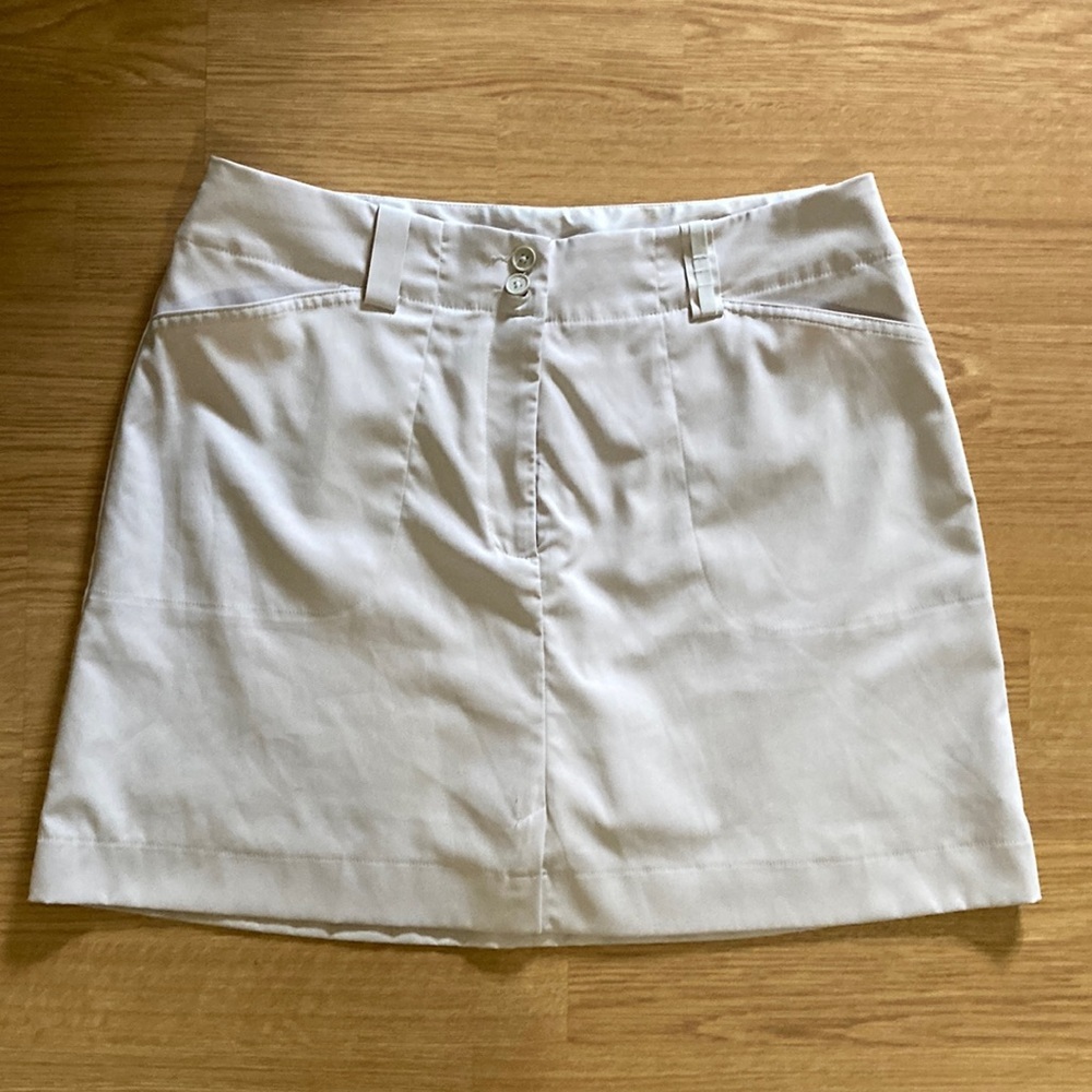 Woman’s Nike Golf skort, size 14. Beige with front/back pockets